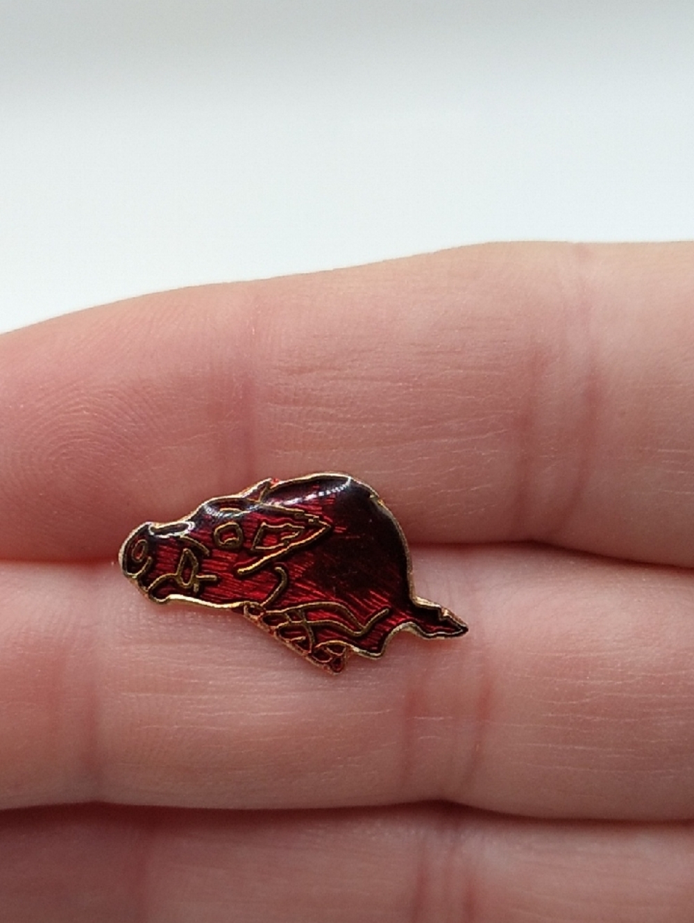 Arkansas Razorbacks Running Hog lapel pin (S1)